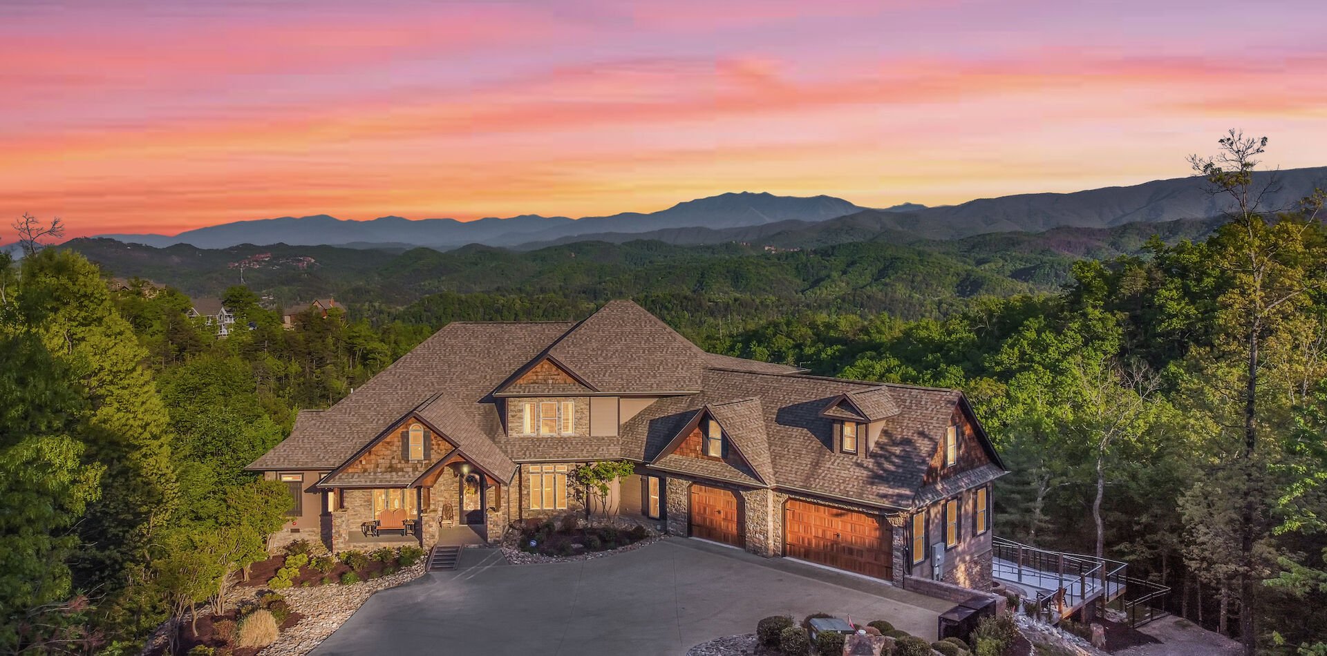 Bluff Mountain Splash — luxury large group cabin The Summit on Bluff Mountain Pigeon Forge