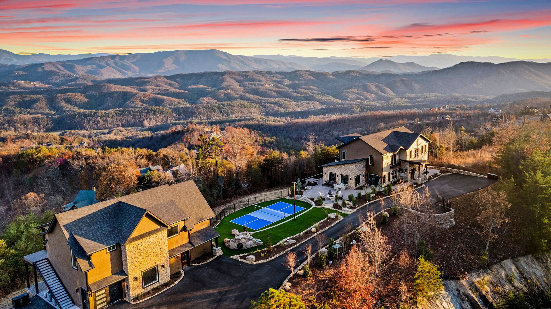 Luxury large group cabin Pigeon Forge Tennessee — Mountain Vibe Vacations