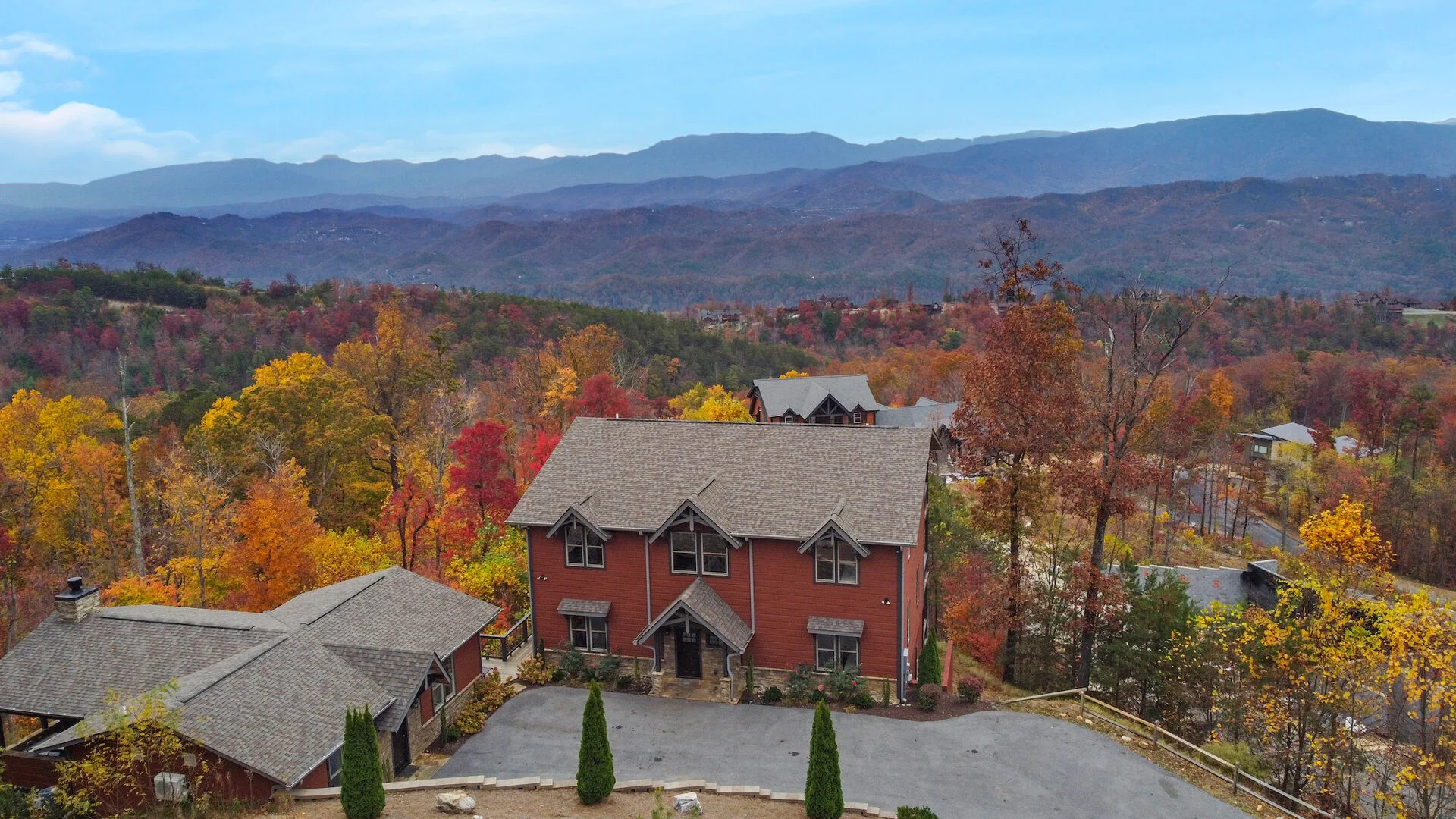 Smoky Mountain Manor — luxury large group cabin near Pigeon Forge